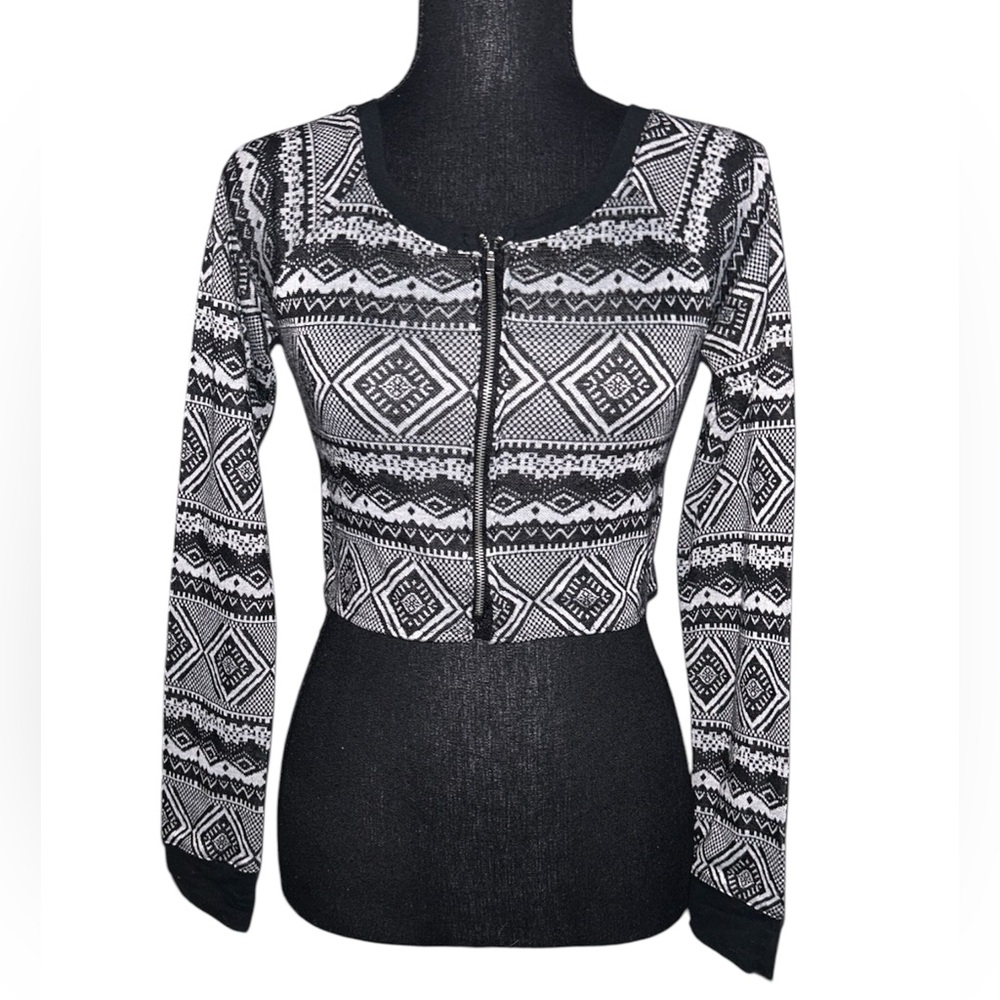 5/25$ ✨ Black & White Patterned Zipped Crop Top